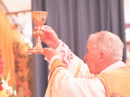 J. E. Ks. Arcybiskup Marcel Lefebvre celebruje Najświętszą Ofiarę Mszy Świętej
